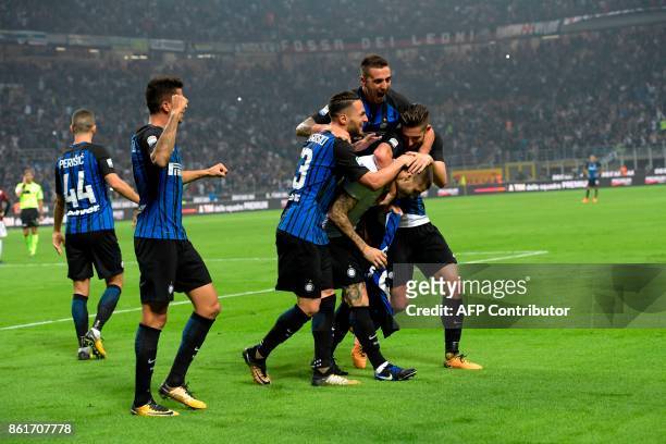 Inter Milan's Captain Argentinian forward Mauro Icardi celebrates with teammates after winning 3-2 the Italian Serie A football match Inter Milan Vs...
