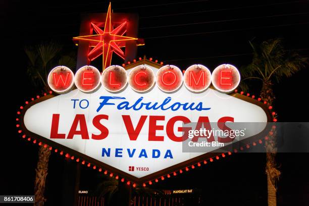 berömda skylten välkommen till utmärkt las vegas, nevada på natten - skylten welcome to fabulous las vegas nevada bildbanksfoton och bilder