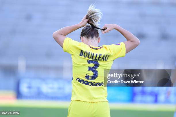 Laure Boulleau of PSG fixes her hair during the women's Division 1 match between Paris FC and Paris Saint Germain on October 15, 2017 in Paris,...