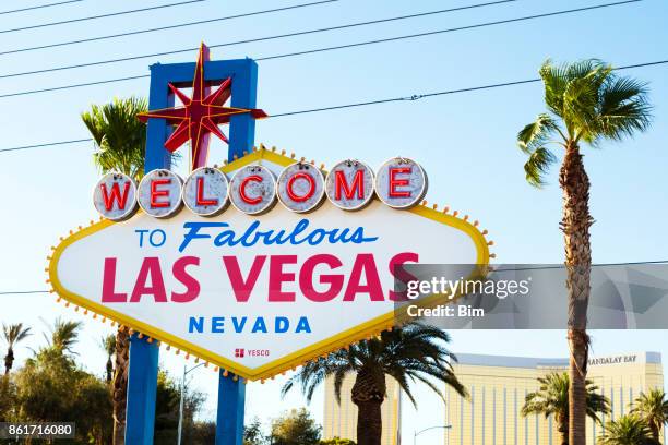 famous sign welcome to fabulous las vegas, nevada - sinal welcome to fabulous las vegas nevada imagens e fotografias de stock