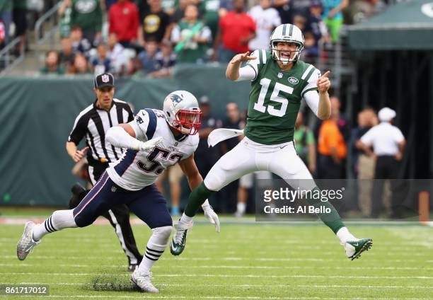 Quarterback Josh McCown of the New York Jets reacs after throwing the ball against middle linebacker Elandon Roberts of the New England Patriots...