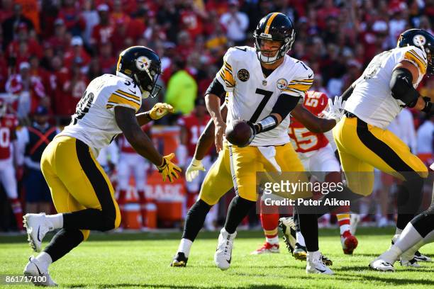 Quarterback Ben Roethlisberger of the Pittsburgh Steelers hands the ball off to teammate Terrell Watson during the first quarter of the game against...