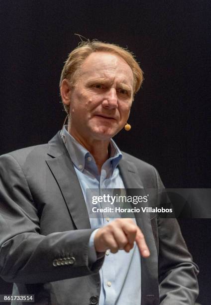 Novelist Dan Brown talks to journalists at the end of the presentation of the Portuguese edition of "Origin", his last book, at Centro Cultural de...