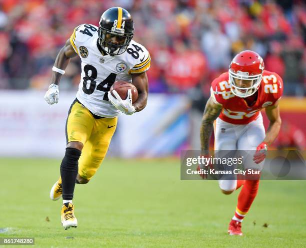 Pittsburgh Steelers wide receiver Antonio Brown heads to the end zone past Kansas City Chiefs cornerback Phillip Gaines for a touchdown in the fourth...