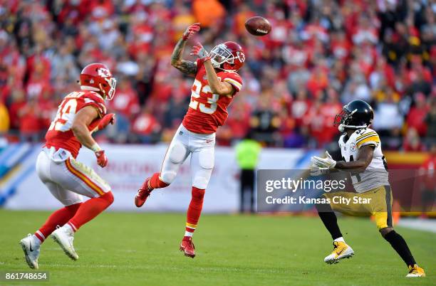 Pittsburgh Steelers wide receiver Antonio Brown waits for a touchdown pass to clear Kansas City Chiefs cornerback Phillip Gaines in front of strong...