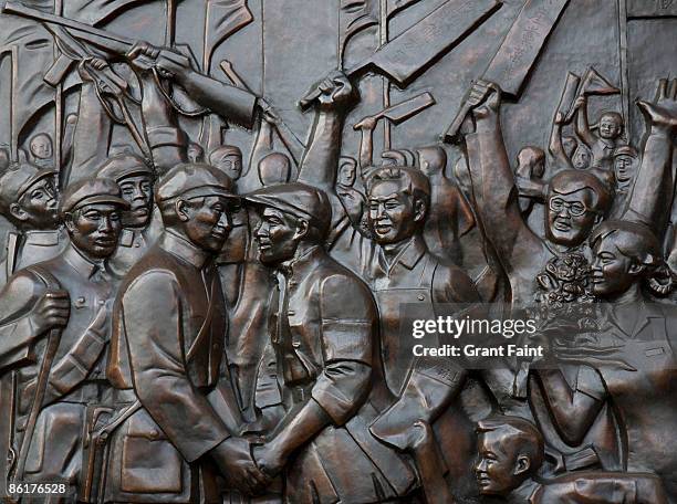 bronze plate depicting workers - comunismo foto e immagini stock