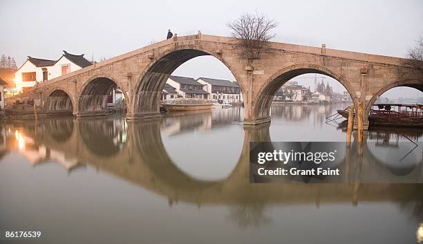 ancient stone bridge at water town - zhujiajiao stock pictures, royalty-free photos & images