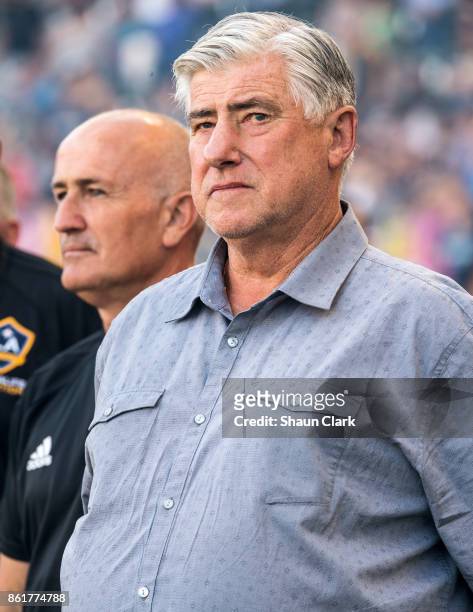 Head Coach Sigi Schmidt and Assistant Coach Dominic Kinnear during the Los Angeles Galaxy's MLS match against Minnesota United at the StubHub Center...