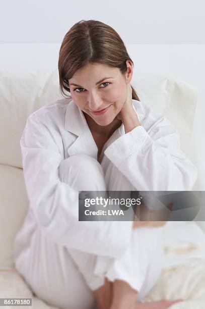 smiling woman sitting in bed - hair back 個照片及圖片檔
