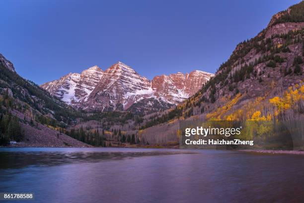 colores del otoño en el lago y maroon bells - white river national forest fotografías e imágenes de stock