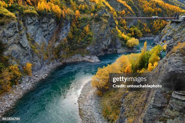 kawarau bridge bungee jump in autumn - bungee jump - fotografias e filmes do acervo