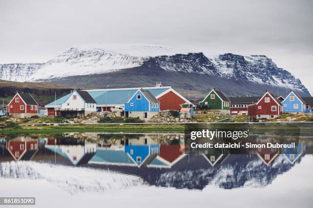 qeqertarsuaq reflection - groenland photos et images de collection