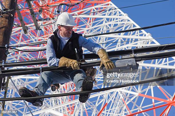 cable lineman repairing distribution box - torre di trasmissione a microonde foto e immagini stock