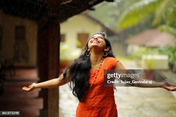 vrouw krijgt doorweekt van de regen - beautiful east indian women stockfoto's en -beelden