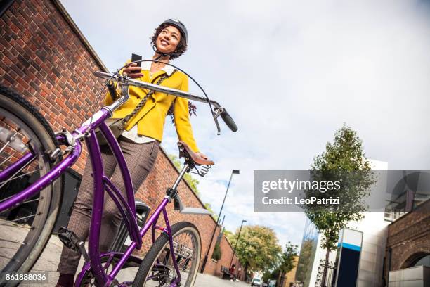 junge frau auf dem sprung - commuter man europe bike stock-fotos und bilder