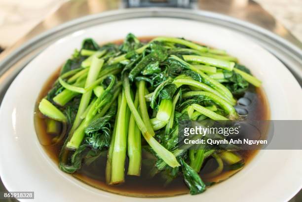 chinese food: stir-fried choy sum - chinese cabbage imagens e fotografias de stock