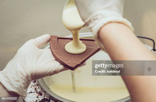 making of the artisan chocolate by professional chocolatier - chocolat blanc photos et images de collection