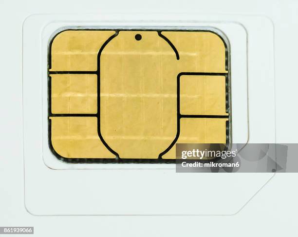 close-up of sim card on white background - bezig met verbinden stockfoto's en -beelden