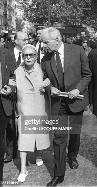 écrivain et poète communiste Louis Aragon et sa femme, la romancière d'origine russe Elsa Triolet marchent à la tête d'une manifestation du Parti...