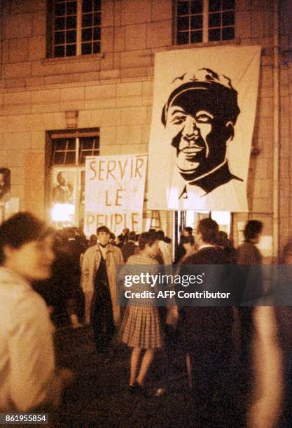 Dans la cour de l'université de Paris-Sorbonne, occupée par des étudiants contestataires, un portrait du leader chinois Mao Zedong est accroché à un...