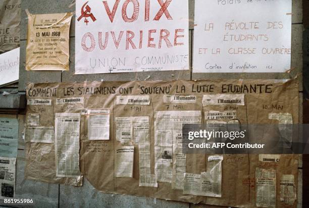 Dans la cour de l'université de Paris-Sorbonne, occupée par des étudiants contestataires, des coupures de presse du journal communiste l'Humanité...