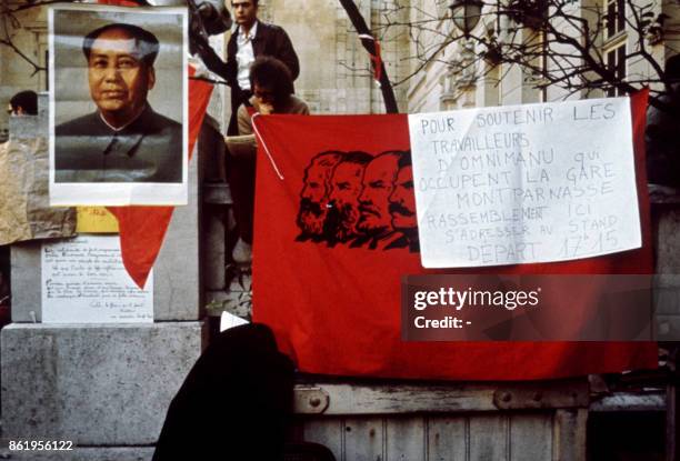 Dans la cour de l'université de Paris-Sorbonne, occupée par des étudiants contestataires, un portrait de Mao Zedong et un drapeau pro-maoiste sont...