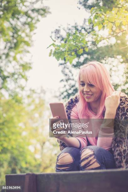 tusenåriga rosa ung kvinna - millennial pink bildbanksfoton och bilder