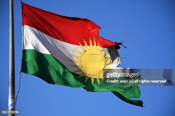 flag of kurdistan region in azadi park, sulaymaniyah, kurdistan region, iraq - sulaymaniyah stock pictures, royalty-free photos & images