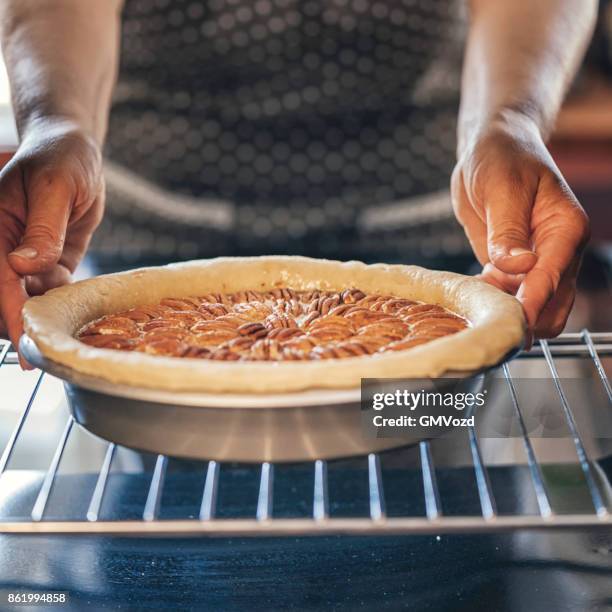 pecan pie im ofen backen, für den urlaub - pecannusstorte stock-fotos und bilder