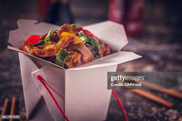 würzige kung pao chicken nehmen sie essen - kung pao huhn stock-fotos und bilder