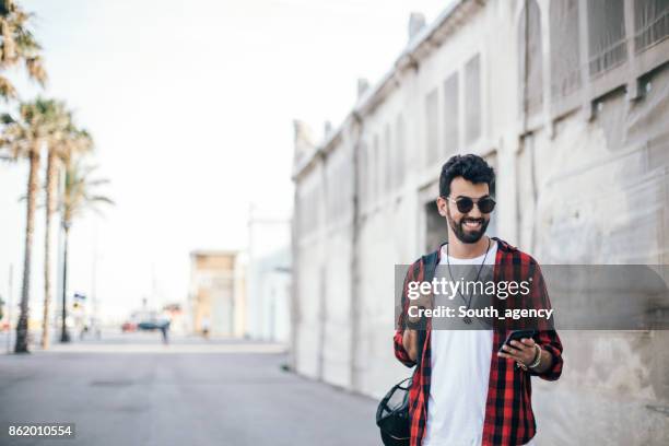 lachende hipster in rode geruite shirt - red shirt stockfoto's en -beelden