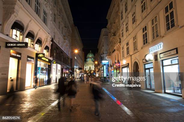 vienna la noche - kohlmarkt street fotografías e imágenes de stock
