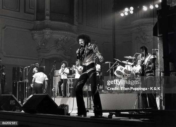 Singer Lionel Richie performing on stage with American funk and soul band, The Commodores, circa 1975.