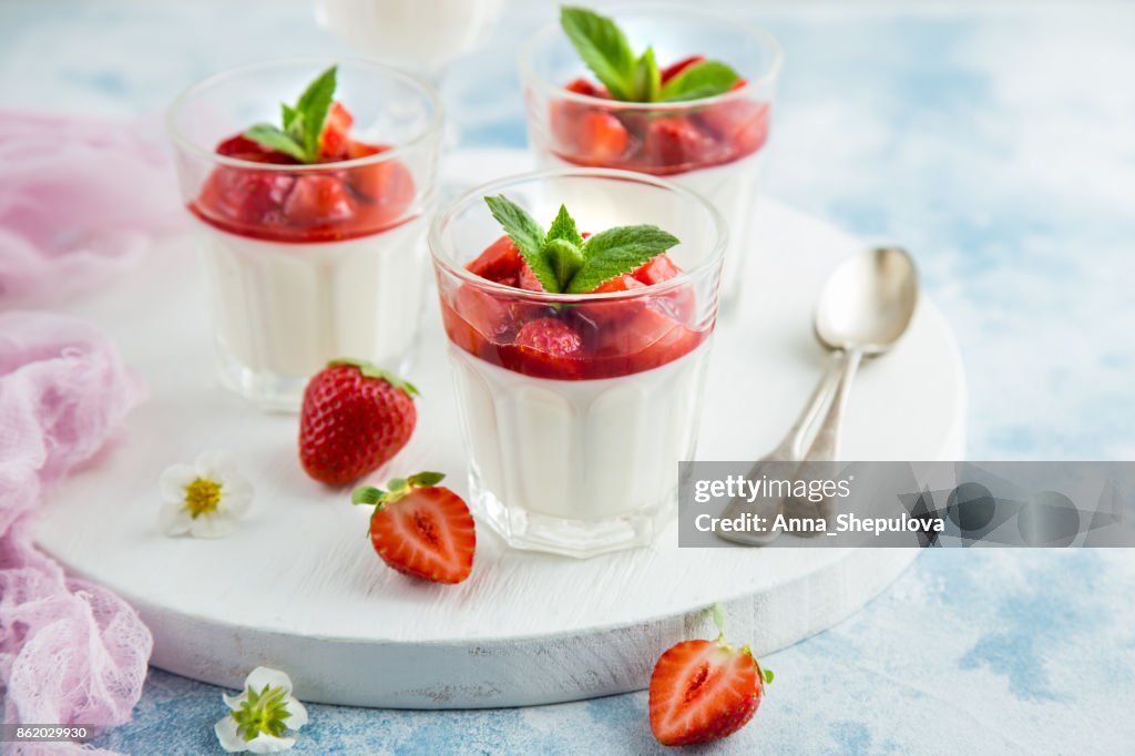 Vanilla cream cheese and strawberry dessert on glasse