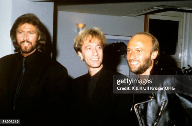 Photo of Maurice GIBB and BEE GEES and Barry GIBB and Robin GIBB; L-R: Barry Gibb, Robin Gibb, Maurice Gibb