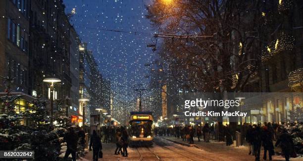 holiday shoppers and lights in zurich, switzerland - mackay street stock pictures, royalty-free photos & images
