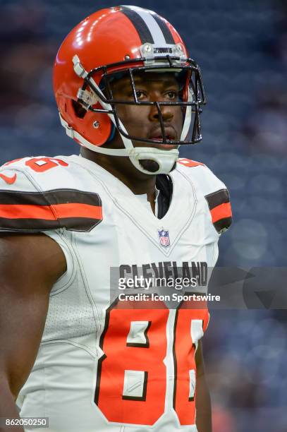 Cleveland Browns tight end Randall Telfer warms up before the football game between the Cleveland Browns and the Houston Texans on October 15, 2017...