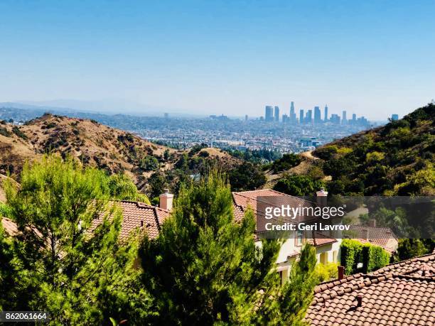 hollywood hills with downtown los angeles in the background - hollywood hills foto e immagini stock