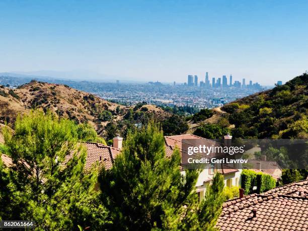 hollywood hills with downtown los angeles in the background - hollywood hills los angeles stockfoto's en -beelden