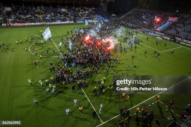 Fans storm the pitch as Malmo FF wins the Allsvenskan during the Allsvenskan match between IFK Norrkoping and Malmo FF at Ostgotaporten on October...