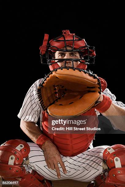 baseball catcher signaling - receptor fotografías e imágenes de stock