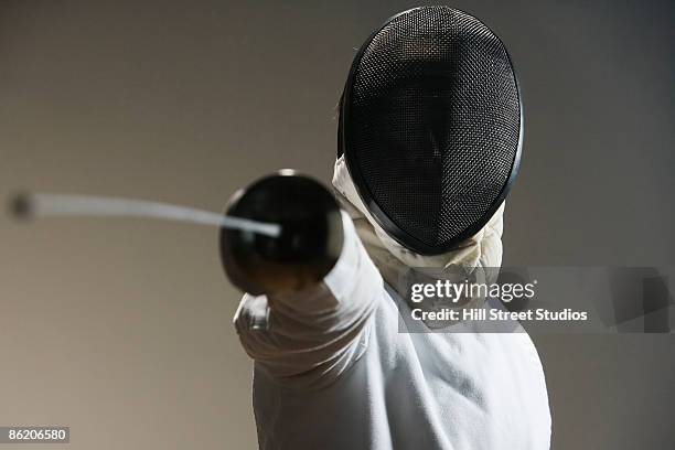 close up of fencer in mask pointing fencing foil - face guard sport 個照片及圖片檔