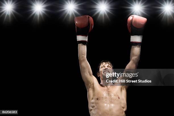 boxer smiling with boxing gloves raised - pride fighting championship photos et images de collection