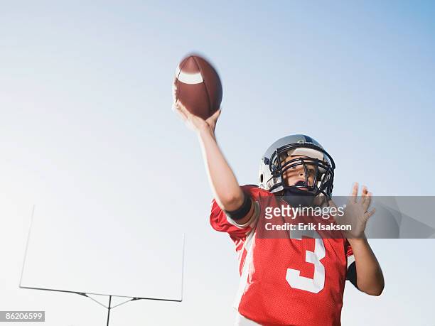 quarterback throwing football - quarterback bildbanksfoton och bilder