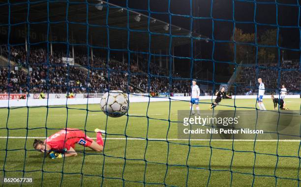 Anders Christiansen of Malmo FF scores to 1-3 during the Allsvenskan match between IFK Norrkoping and Malmo FF at Ostgotaporten on October 16, 2017...