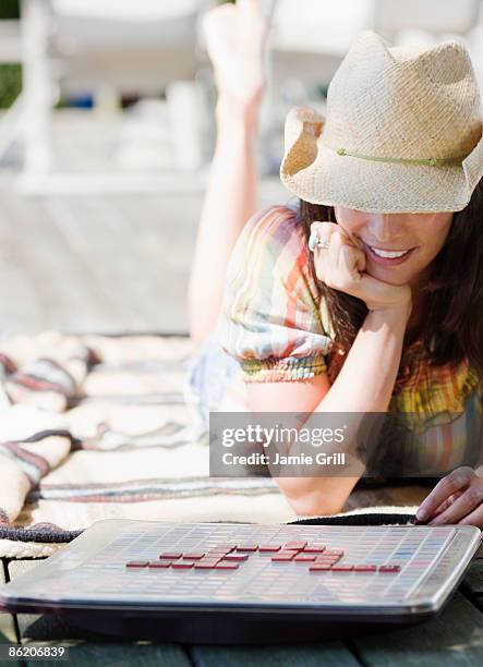 woman playing scrabble on deck - jogo de palavras imagens e fotografias de stock