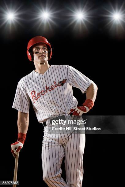 baseball player waiting to bat - casque de baseball photos et images de collection