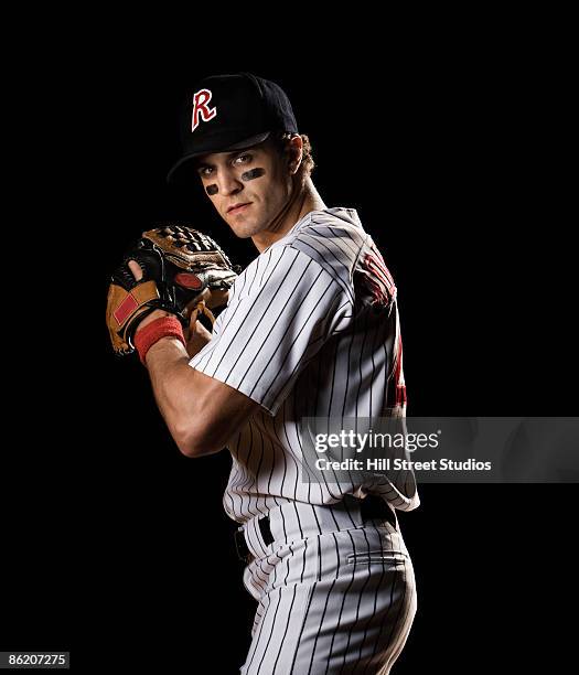 portrait of pitcher preparing to throw ball - jogador de beisebol - fotografias e filmes do acervo