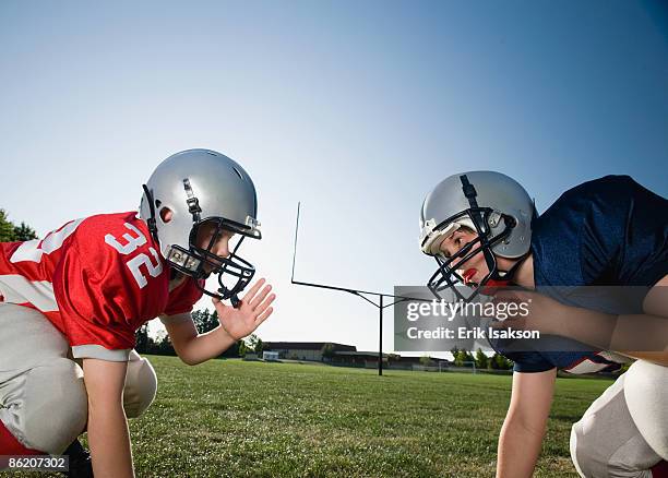 opposing football players facing at line of scrimmage - football lineman imagens e fotografias de stock