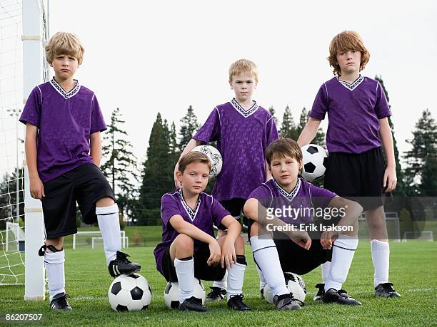 portrait of boys soccer team - cinque persone foto e immagini stock